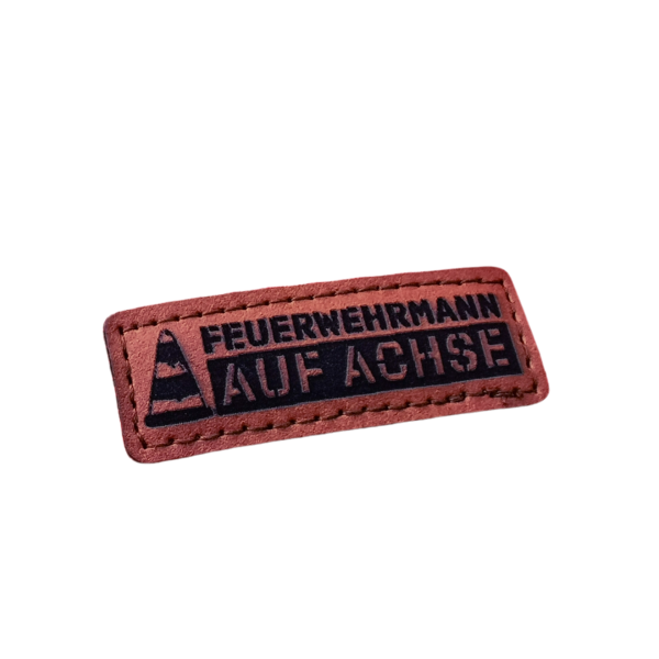 Label - FEUERWEHRMANN AUF ACHSE - ca. 1,5 cm x 4 cm - Kunstleder ++ Farbauswahl ++